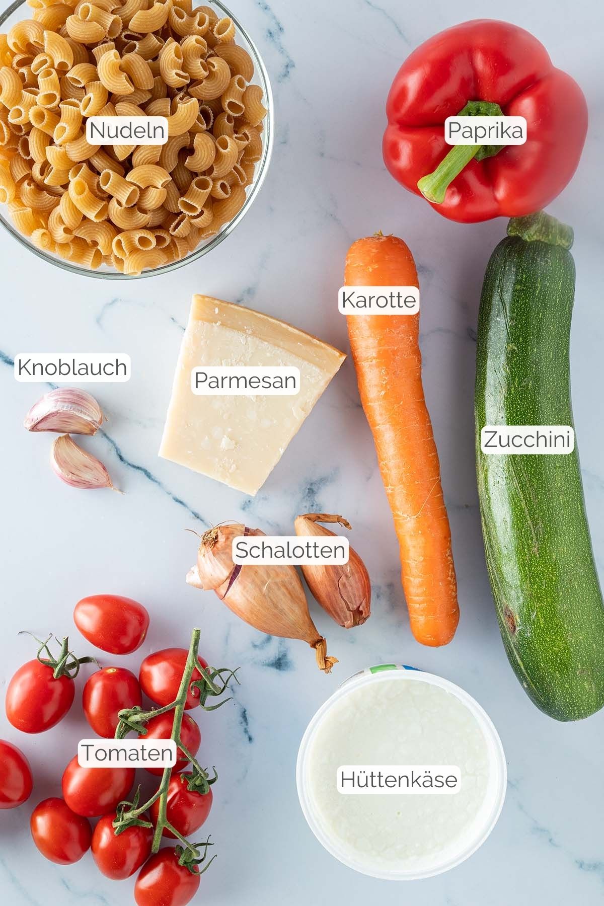 Foto aller Zutaten mit jeweiligen Textbeschriftungen, die f&uuml;r Nudeln mit Gem&uuml;sesauce ben&ouml;tigt werden.