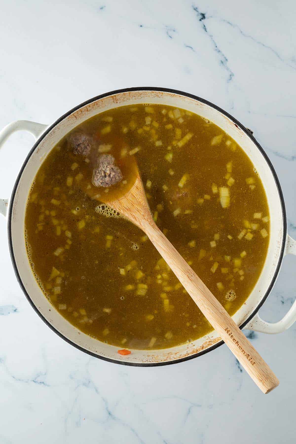 Gro&szlig;er Topf mit Gem&uuml;sesuppe und Hackb&auml;llchen.