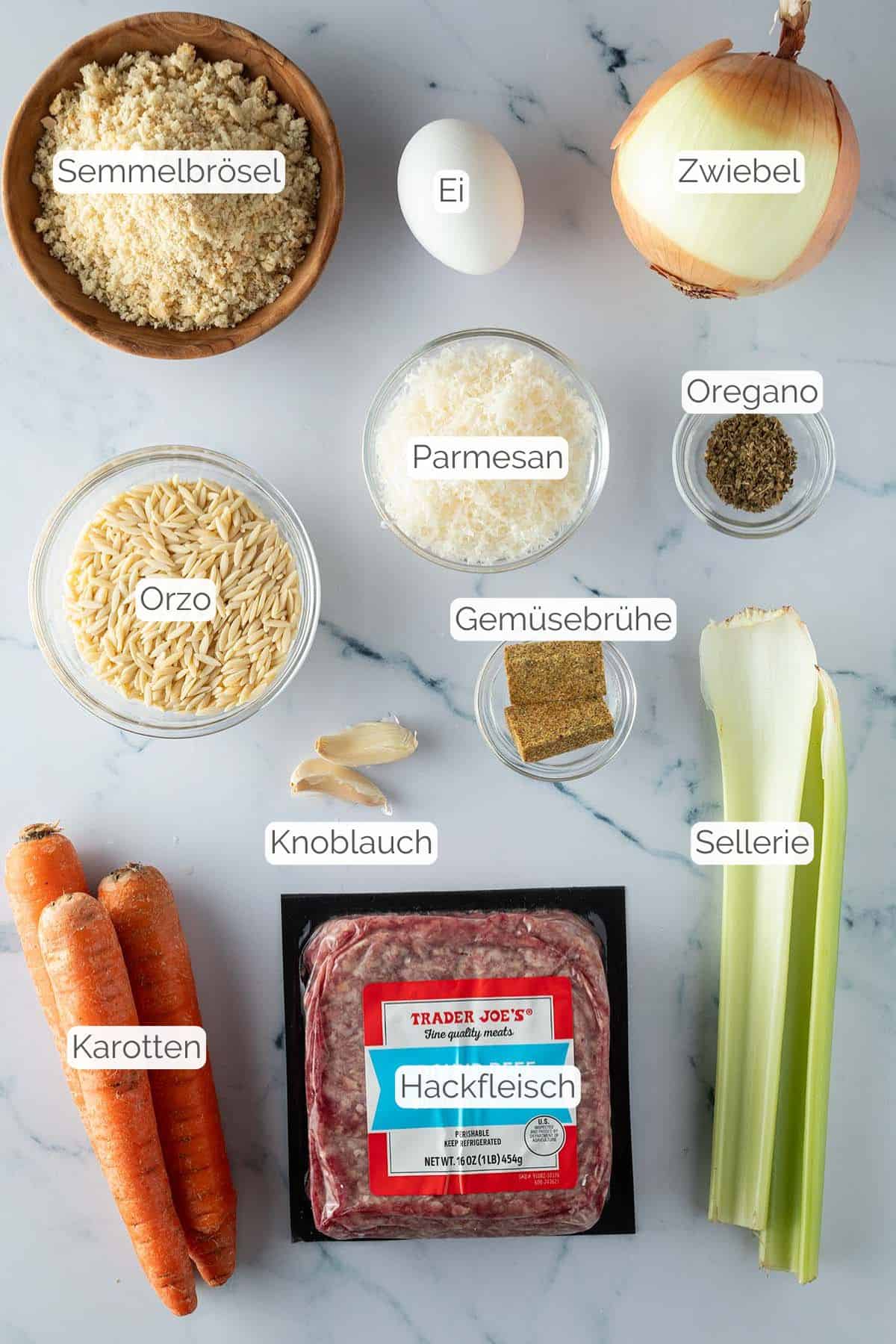Alle Zutaten mit Textbeschriftungen, die f&uuml;r die Gem&uuml;sesuppe mit Hackb&auml;llchen ben&ouml;tigt werden.