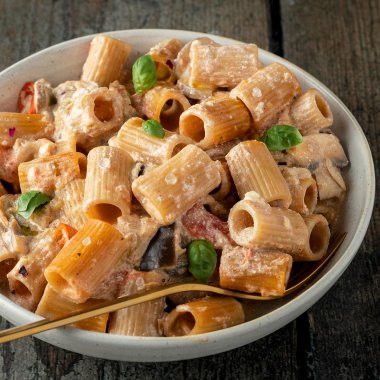 gesundes Pasta Rezept mit viel Gem&uuml;se, cremigen Ricotta K&auml;se serviert mit Vollkorn Rigatoni Nudeln