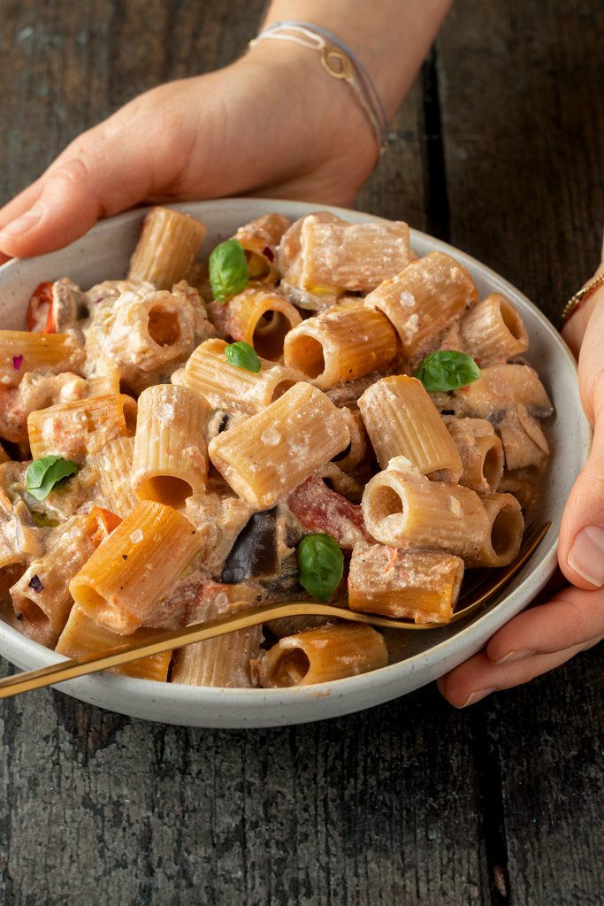 gesundes Pasta Rezept mit viel Gem&uuml;se, cremigen Ricotta K&auml;se serviert mit Vollkorn Rigatoni Nudeln