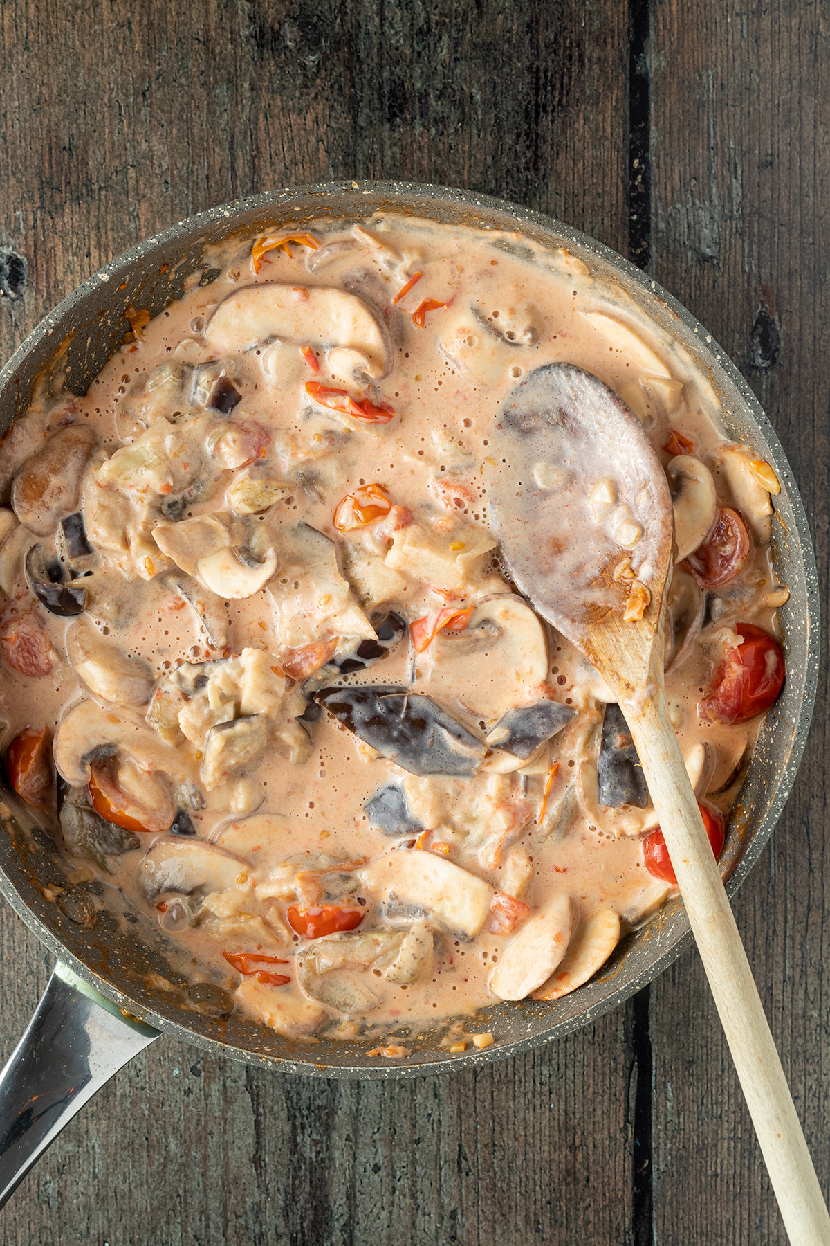 cremige Tomaten-Sahne Sauce mit Auberginen und Champignons