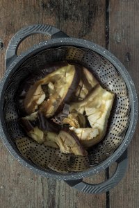Gegarte Aubergine in einem Topf mit Dampfgareinsatz