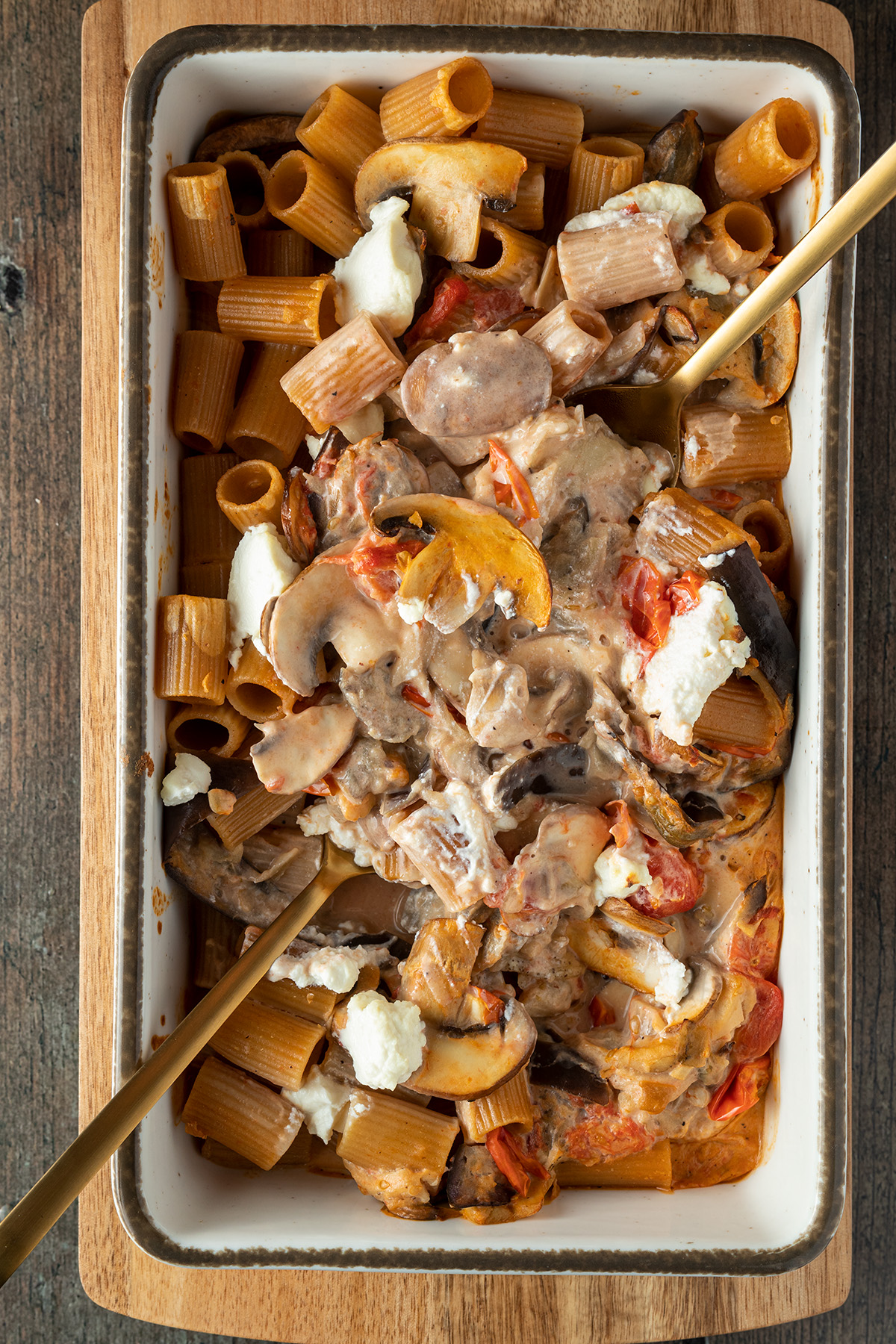 mit Ricotta gebackene Rigatoni Nudeln in einer Gem&uuml;se-Tomaten-Sahne-Sauce