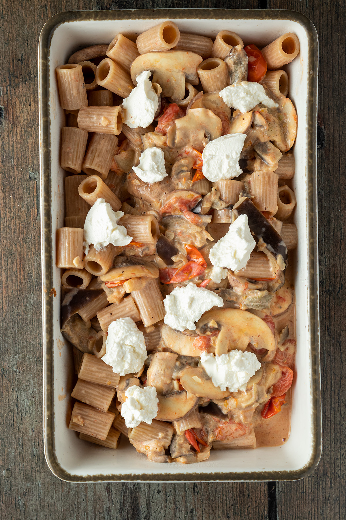 Pasta mit Sauce und Ricotta-Tupfen in einer Auflaufform