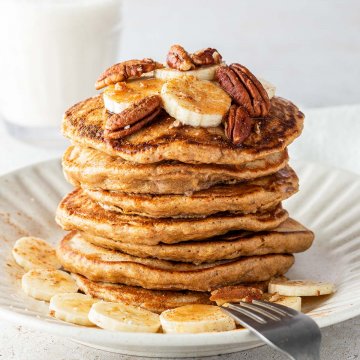 Ein Pancake-Stapel mit Banane und N&uuml;ssen.