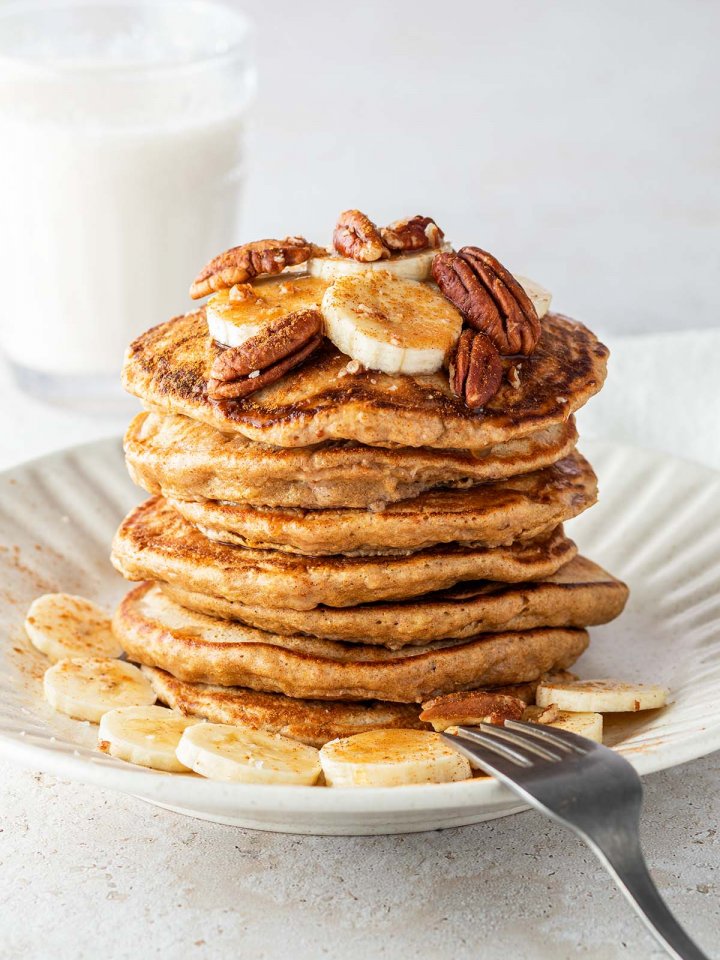 Ein Pancake-Stapel mit Banane und N&uuml;ssen.