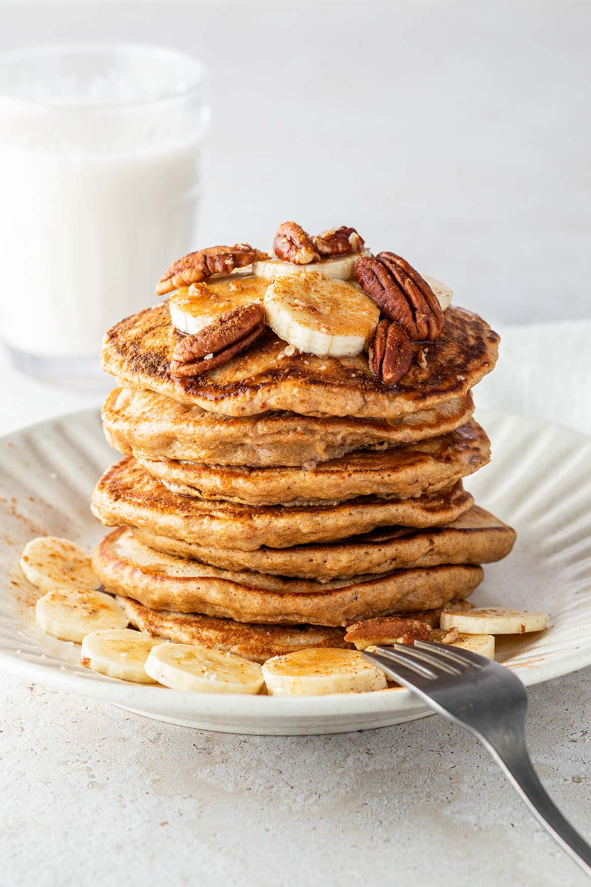 Ein Pancake-Stapel mit Banane und N&uuml;ssen.
