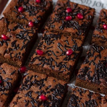 In Quadrate geschnittene Brownies auf einem Zeitungspapier.