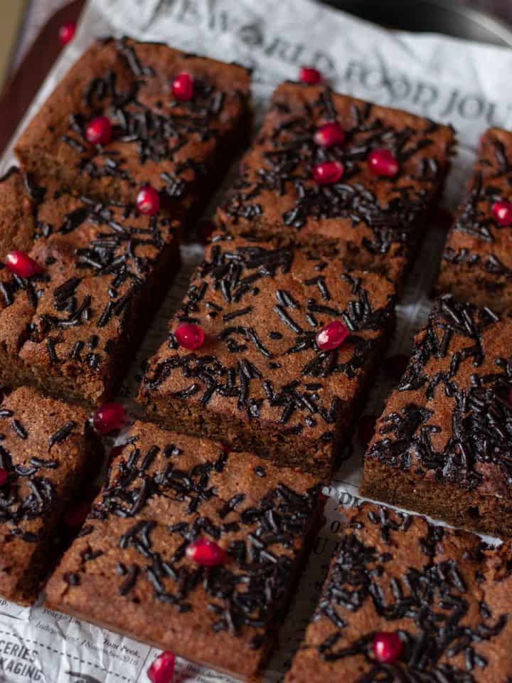 In Quadrate geschnittene Brownies auf einem Zeitungspapier.