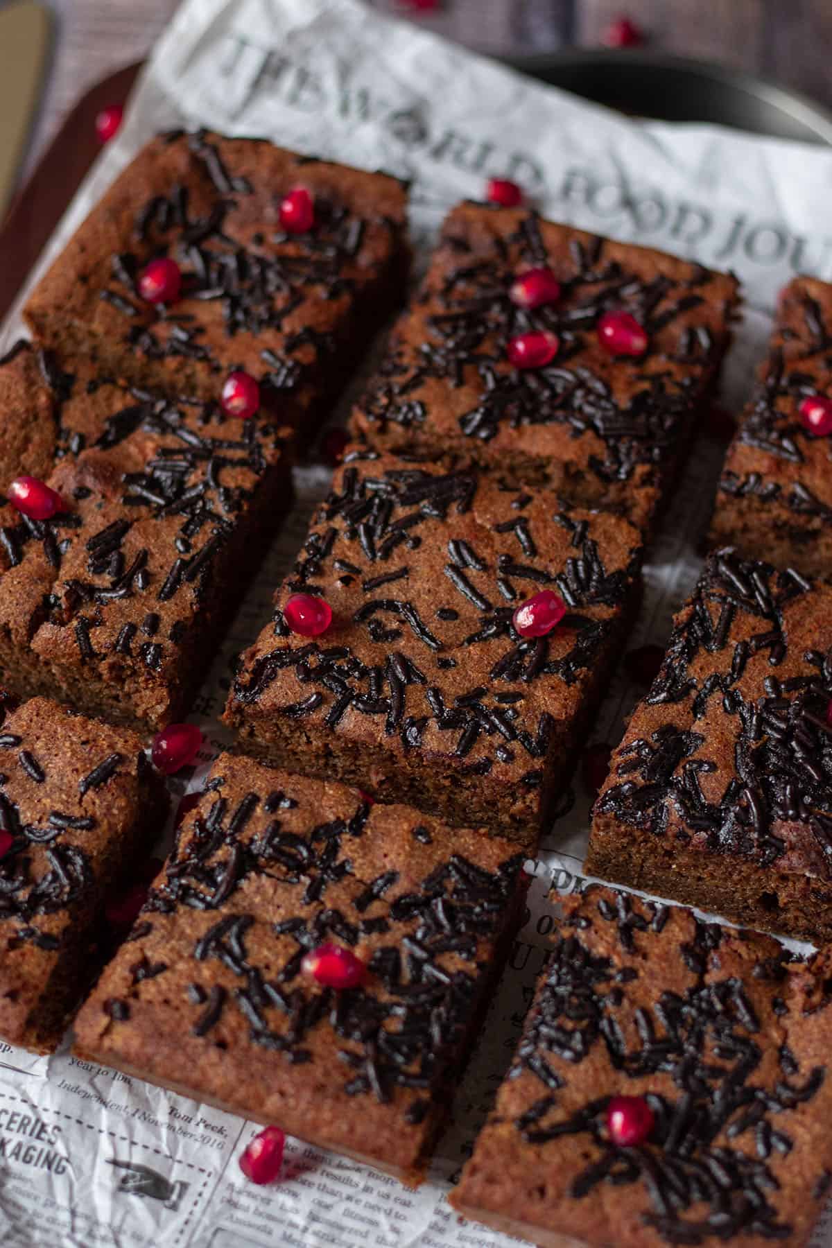 In Quadrate geschnittene Brownies auf einem Zeitungspapier.