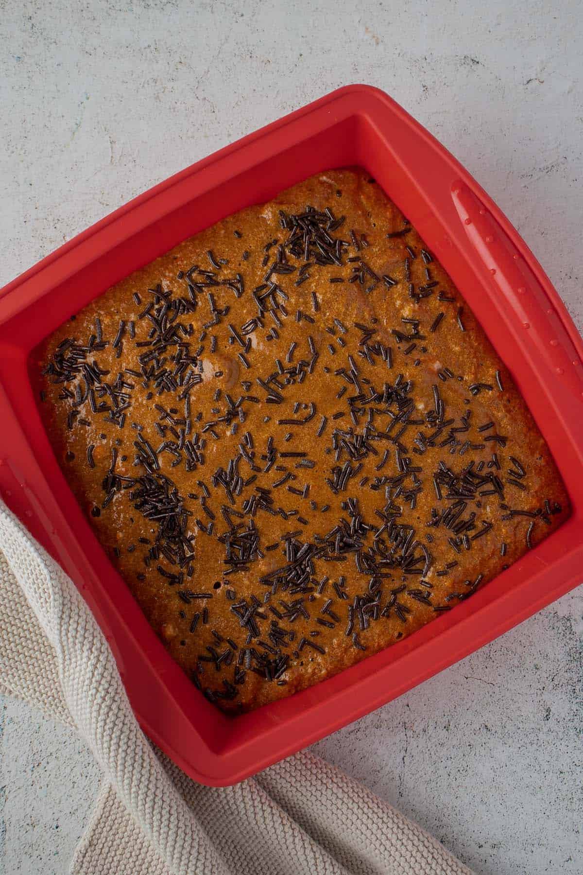 Brownieteig in einer rechteckigen Silikon-Backform.