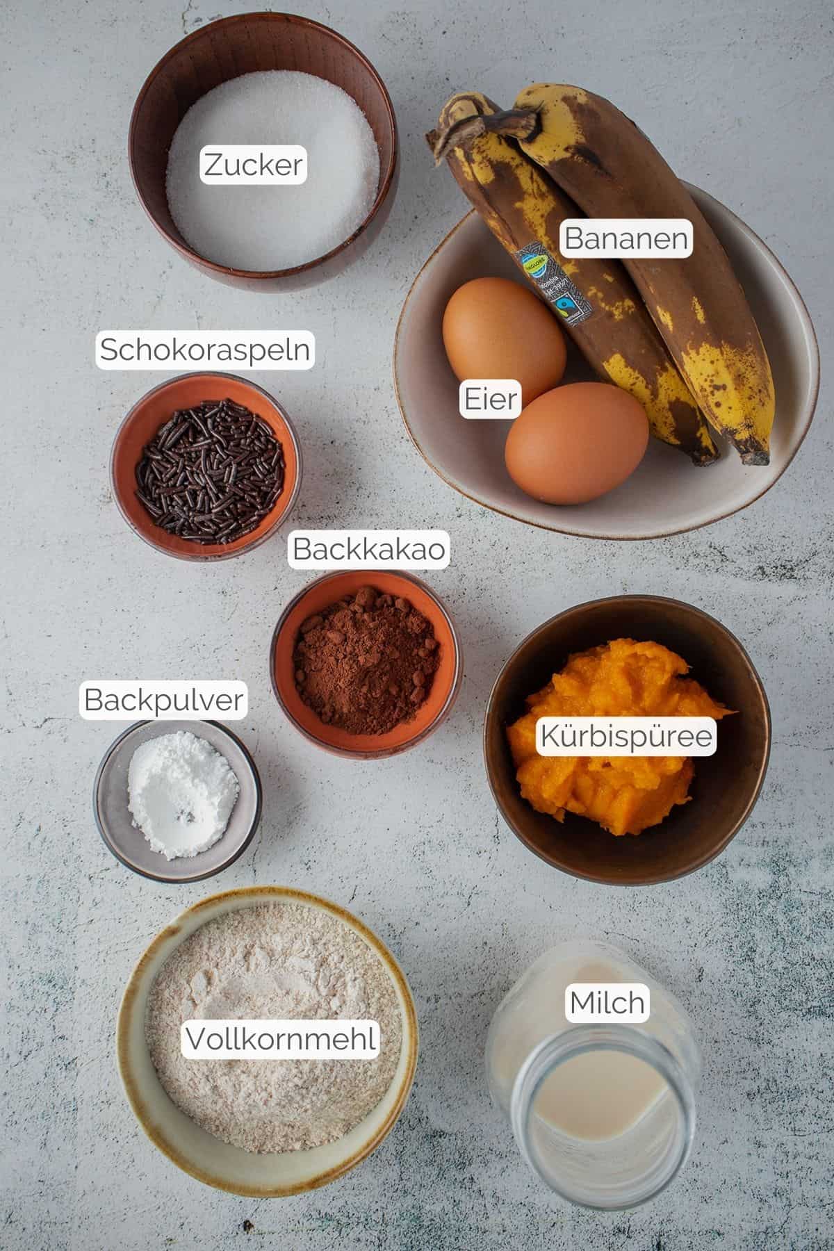 Alle Zutaten mit jeweiligen Textbeschriftungen, die f&uuml;r das kalorienarme Brownierezept ben&ouml;tigt werden.