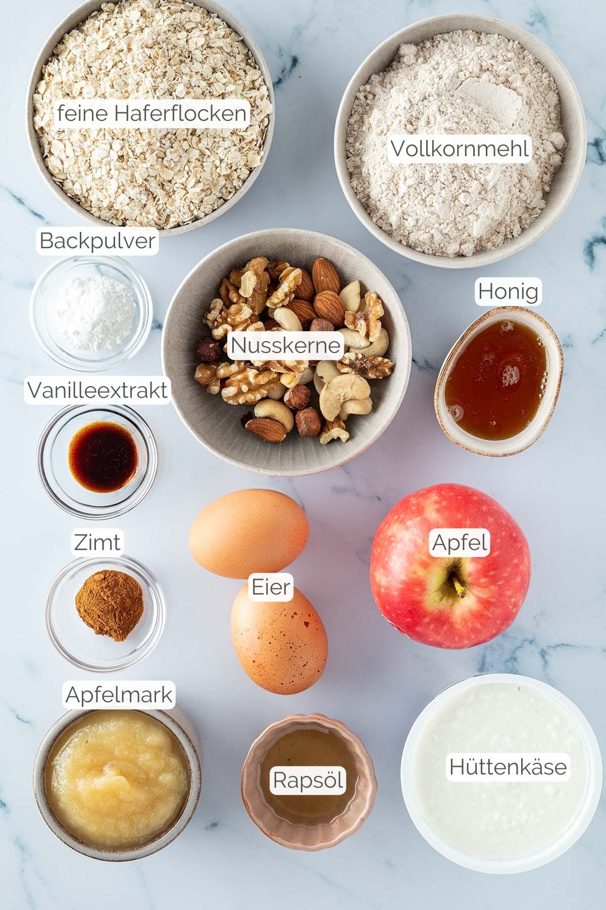 Foto aller Zutaten mit jeweiligen Textbeschriftungen, die f&uuml;r gesunde Fr&uuml;hst&uuml;cksmuffins ben&ouml;tigt werden.