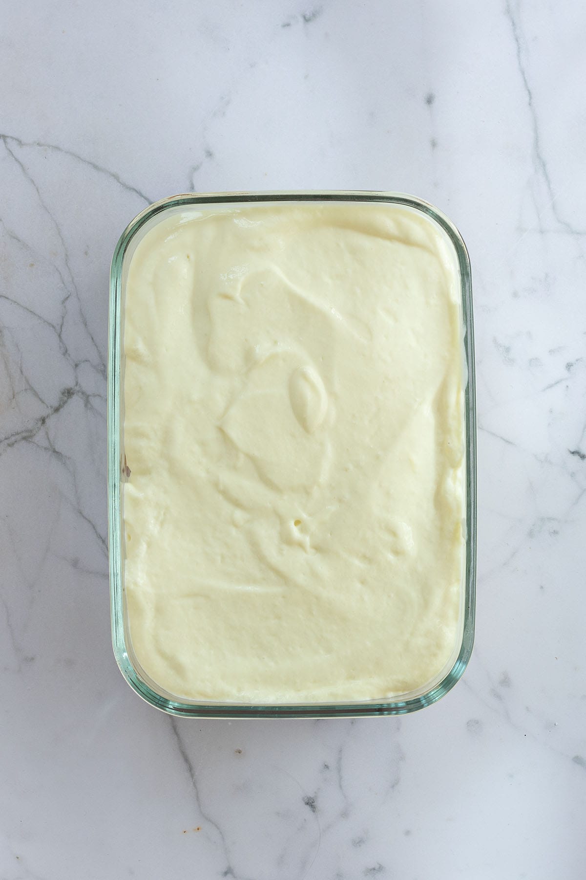 Fertig geschichtete Tiramisu in einer Auflaufform.