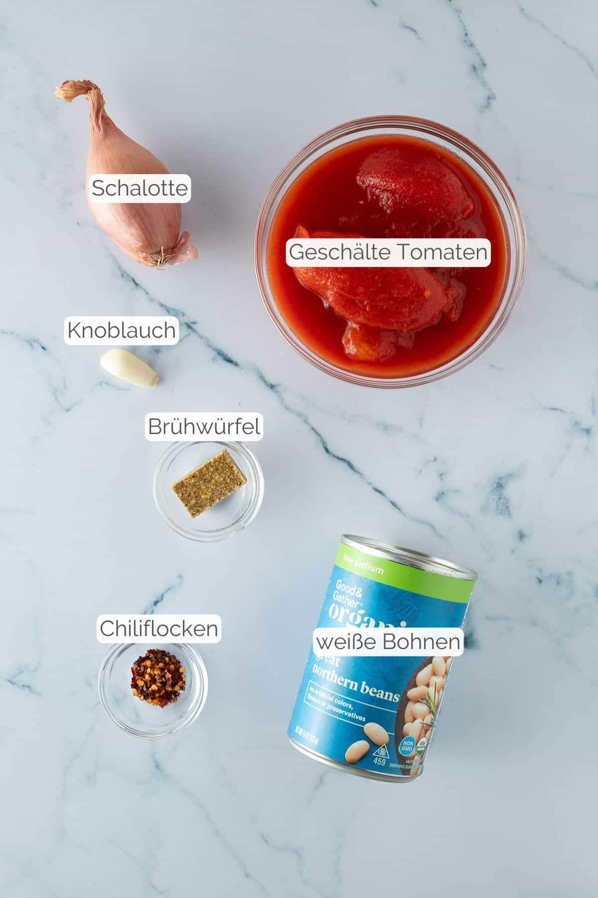 Alle Zutaten mit Textbeschriftungen, die f&uuml;r die gesunde Tomatensuppe ben&ouml;tigt werden.