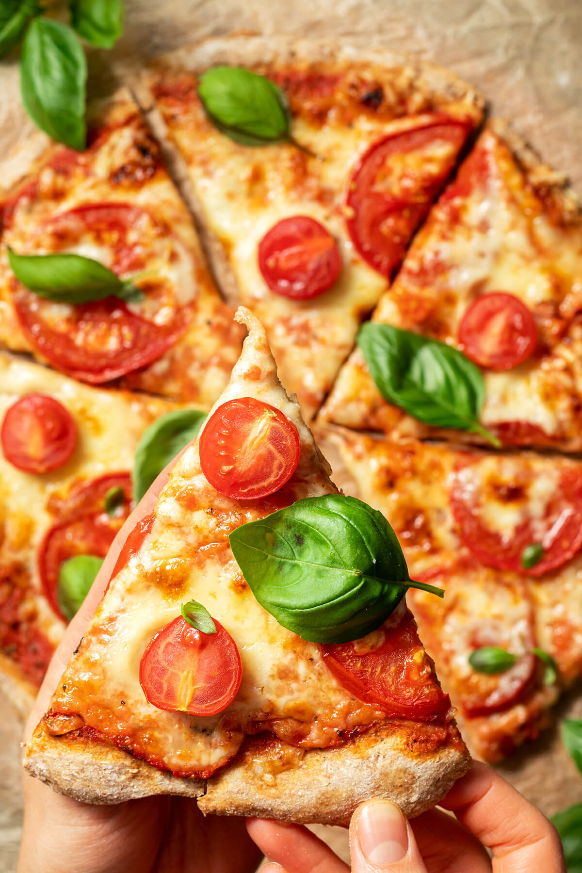 Gesunde Pizza mit einem leckeren Vollkorn Pizzateig belegt mit Tomaten, K&auml;se und frischem Basilikum.
