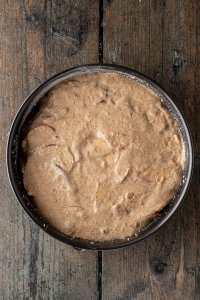 Kuchenteig in einer runden Springform vorm Backen.