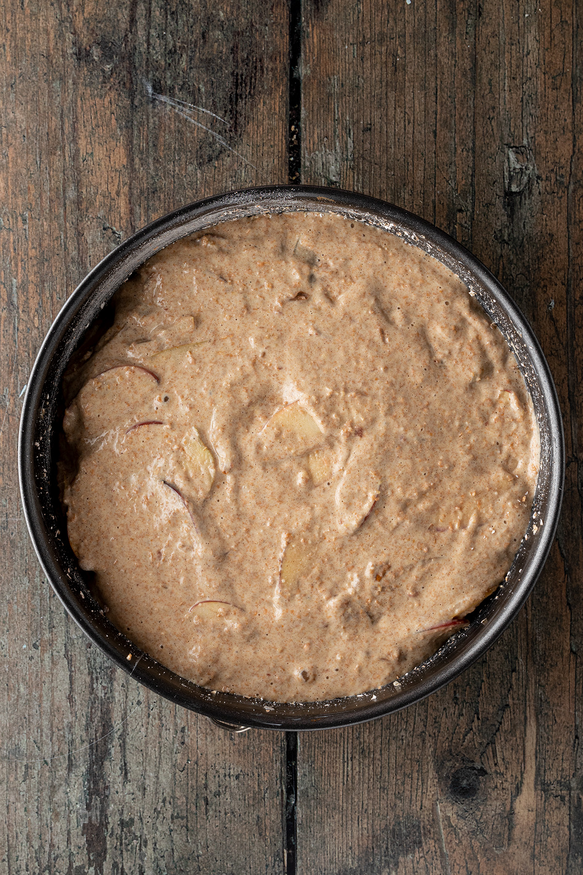 Kuchenteig in einer runden Springform vorm Backen.