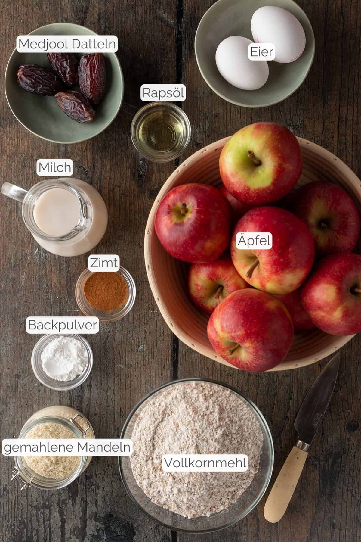 Alle Zutaten mit Textbeschriftungen, die f&uuml;r den gesunden Apfelkuchen ohne Zucker ben&ouml;tigt werden.