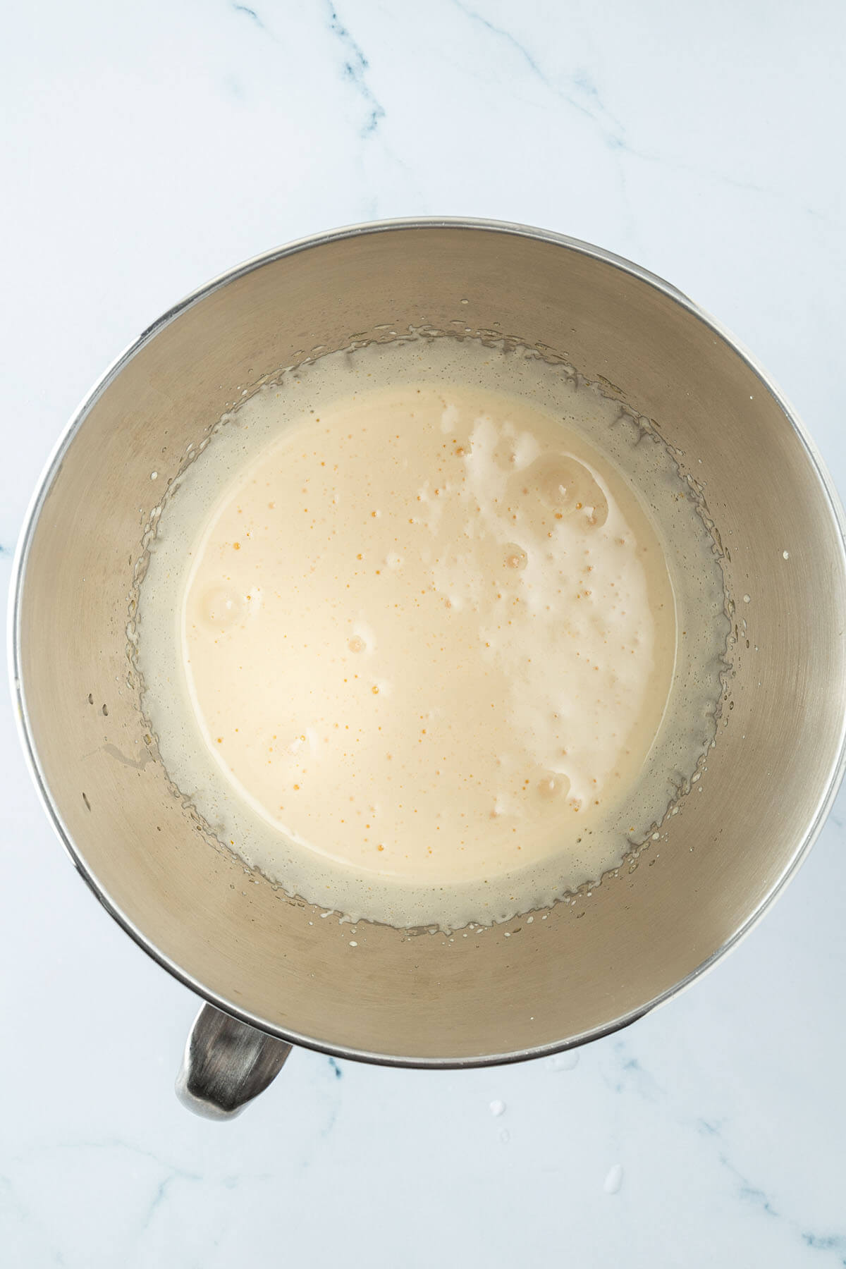 R&uuml;hrsch&uuml;ssel mit einer cremig, dickfl&uuml;ssige Masse aus Eigelb, Zucker und Wasser.