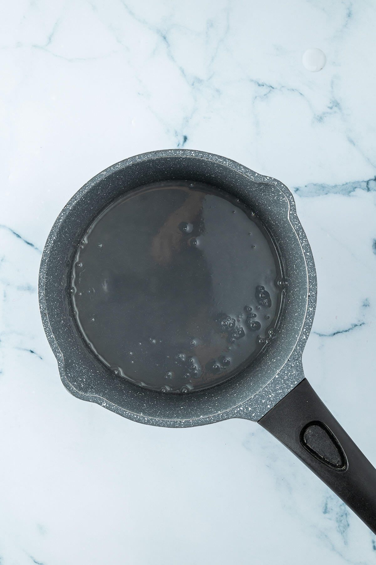 Tortenguss f&uuml;r den Erdbeerkuchen in einem Topf.