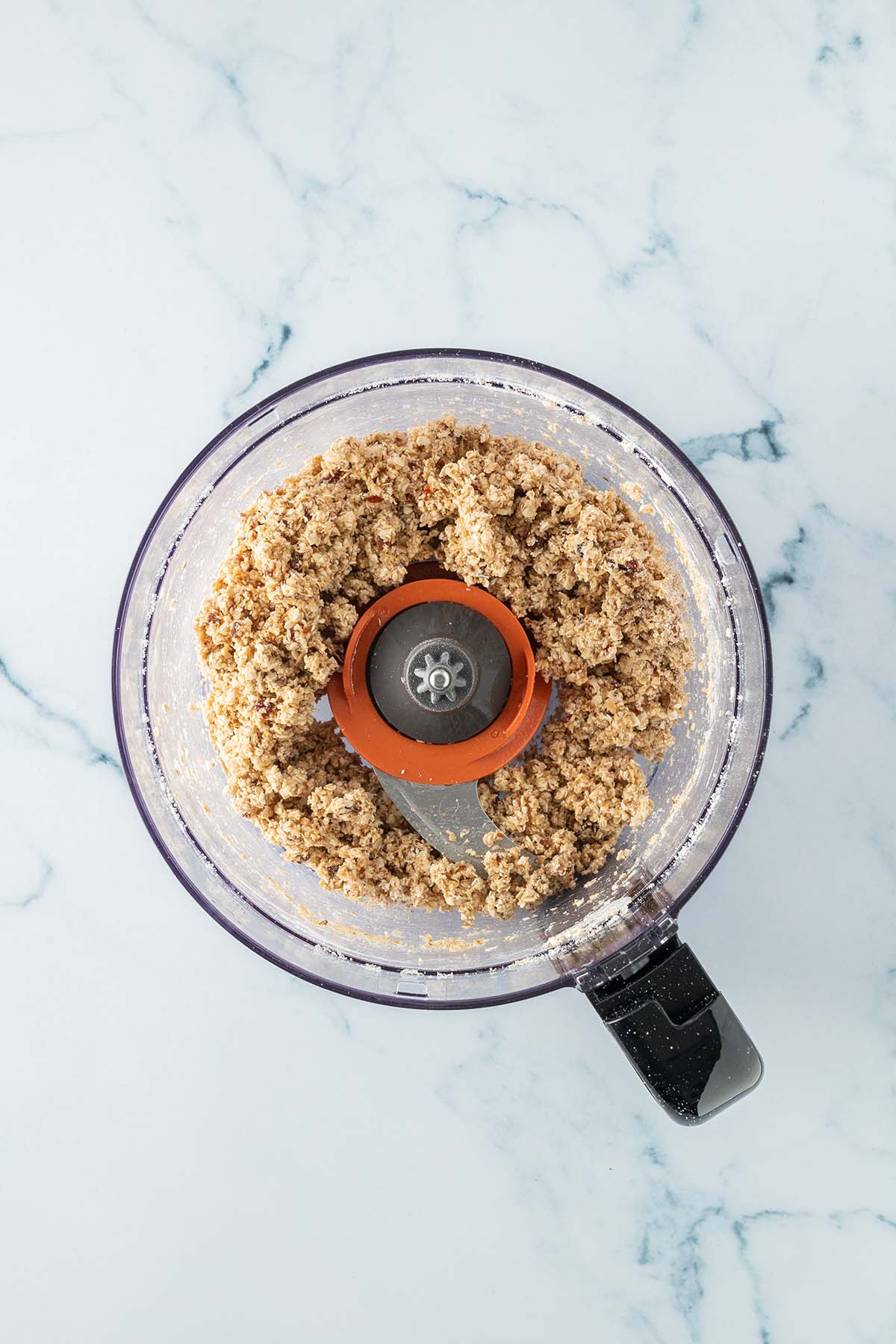 Zutaten f&uuml;r den gesunden K&auml;sekuchenboden in einem Food Processor.