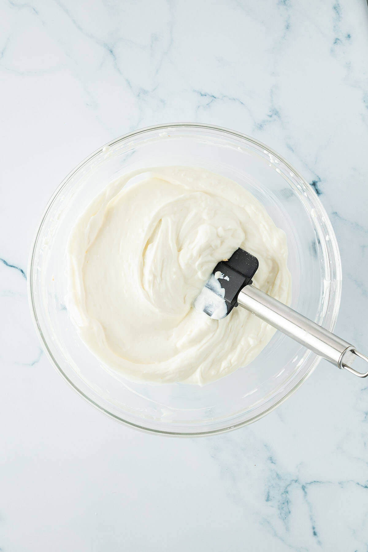 Glatt verr&uuml;hrte Quarkcreme in einer Glassch&uuml;ssel.