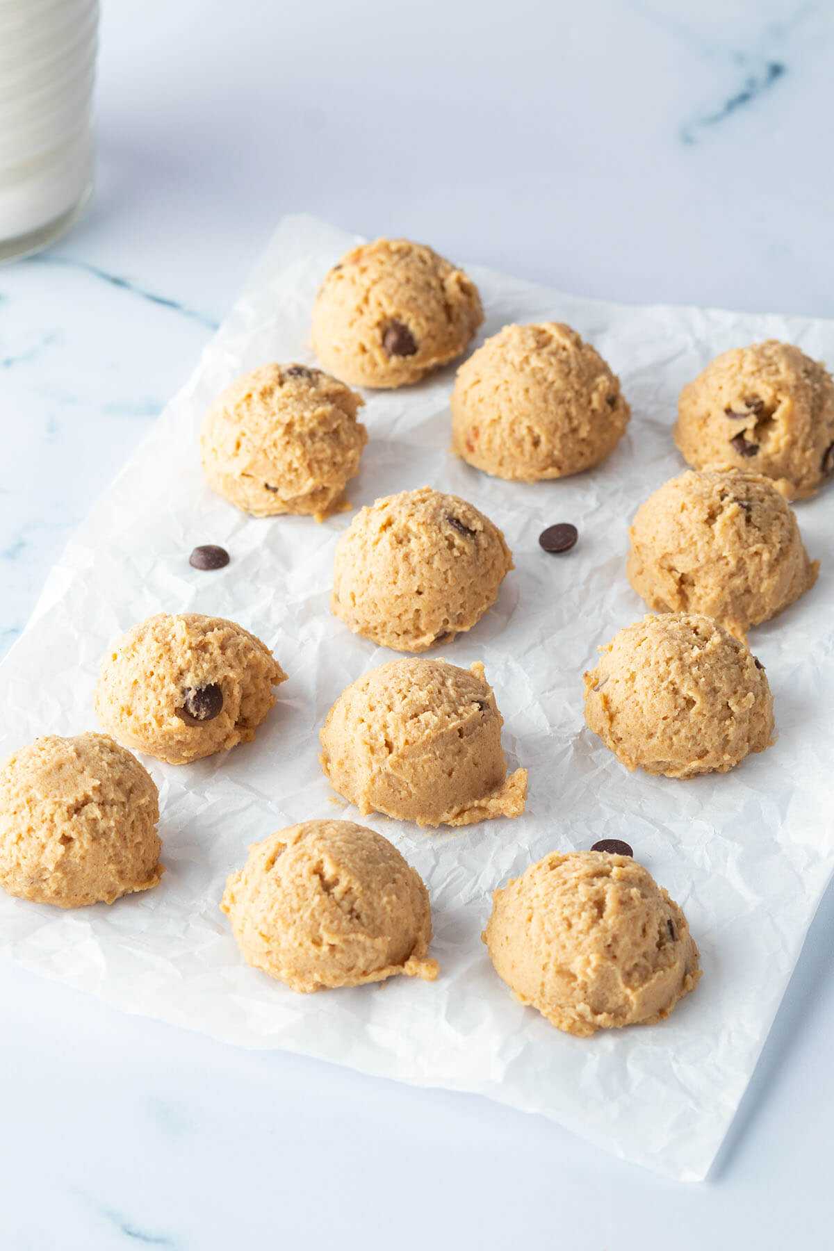 Kleine Cookie-Dough Pralinen auf einem Butterpapier.