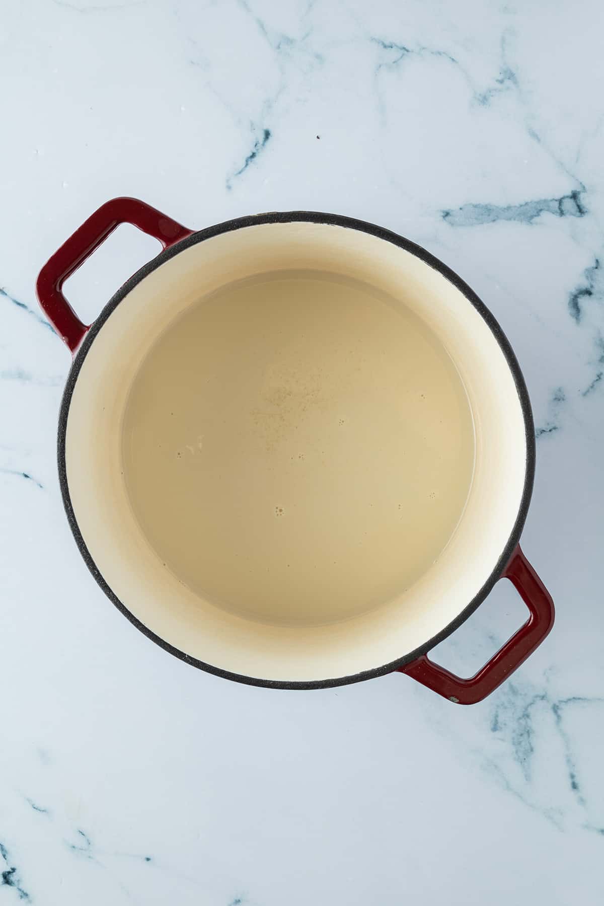 Milch in einem Topf.