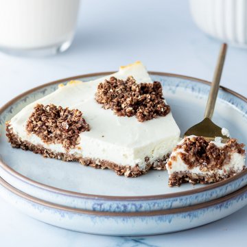 Nachaufnahme von einem Kuchenst&uuml;ck eines gesunden Zupfkuchens auf einem hellblauen Kuchenteller. Deko im Bildhintergrund.