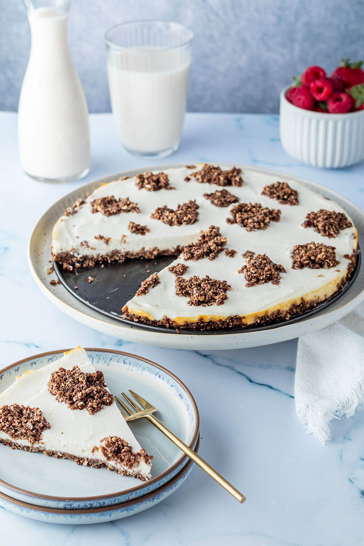 Kaffeetischszene mit einem gesunden Zupfkuchen.