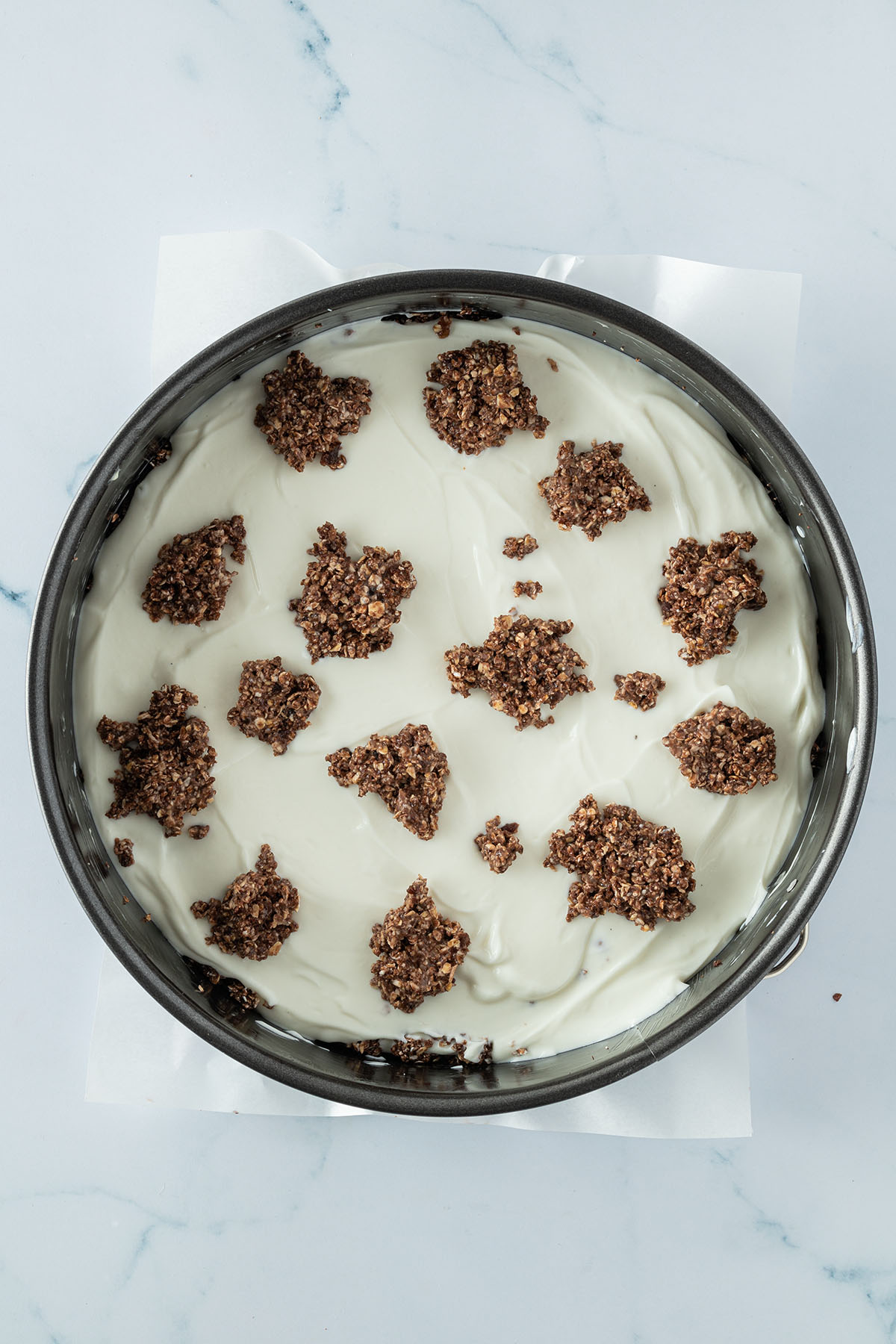 Zupfkuchen vor dem Backen mit Schokostreusel-Flocken auf der Oberfl&auml;che.