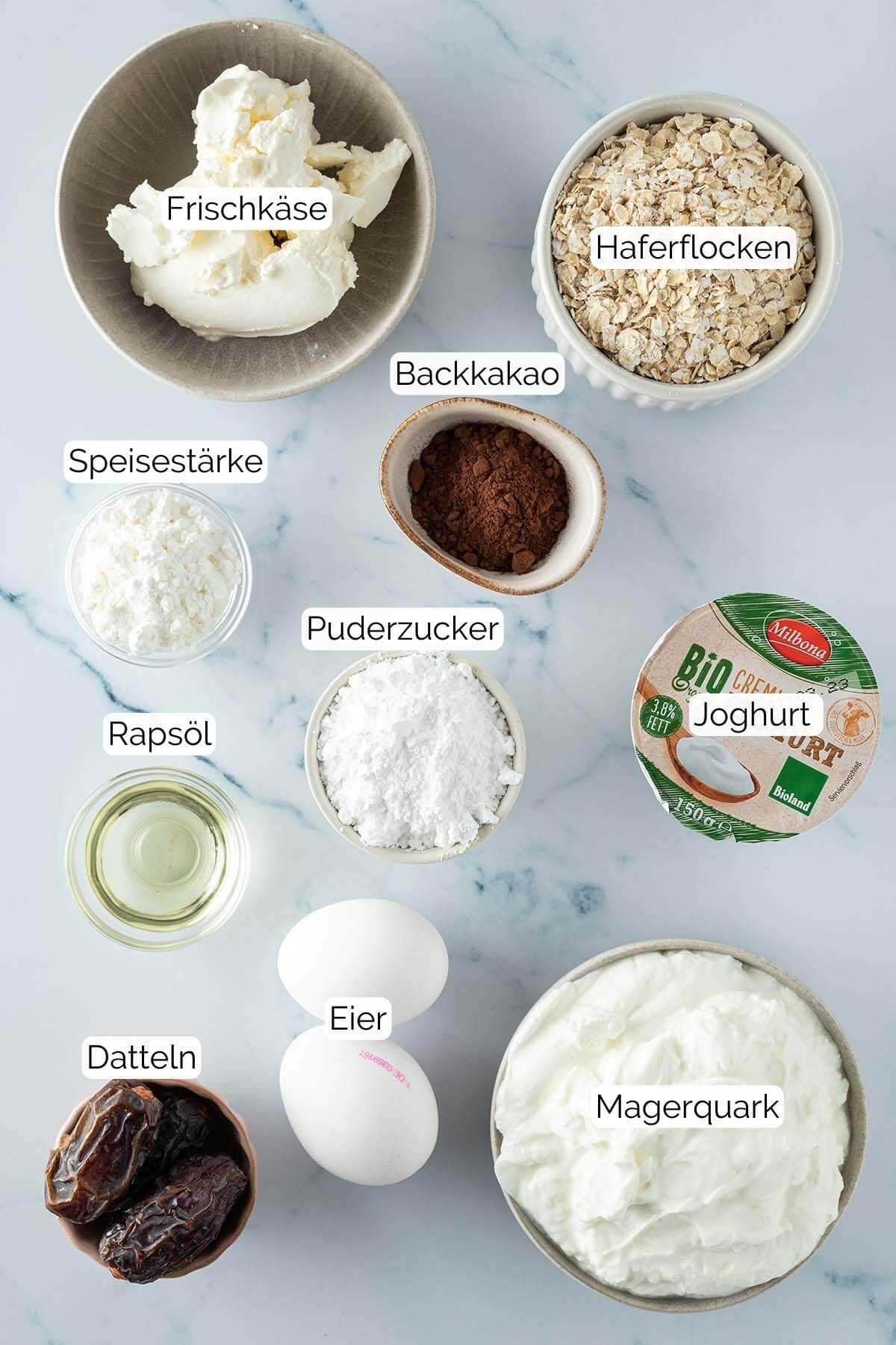 Foto alle Zutaten mit jeweiligen Textbeschriftungen, die f&uuml;r einen gesunden Zupfkuchen ben&ouml;tigt werden.