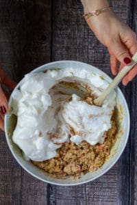 Eischnee unter den Teig heben