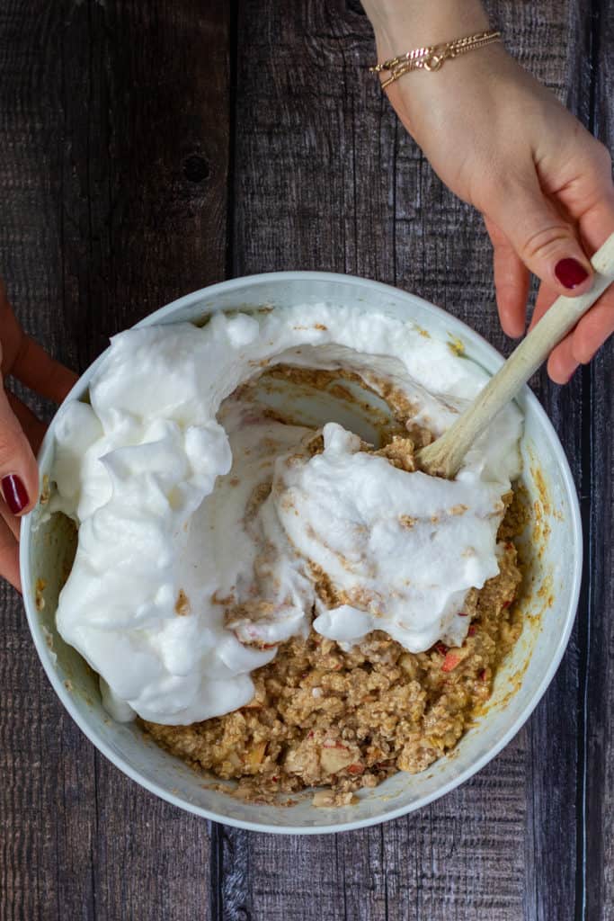 Eischnee unter den Teig heben