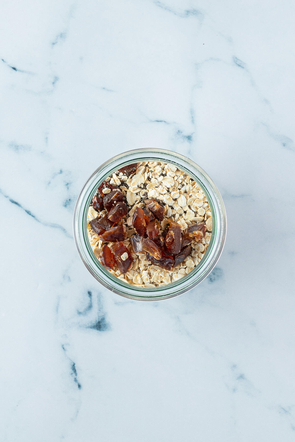 Trockene Zutaten f&uuml;r die Overnight Oats in einem Glas.