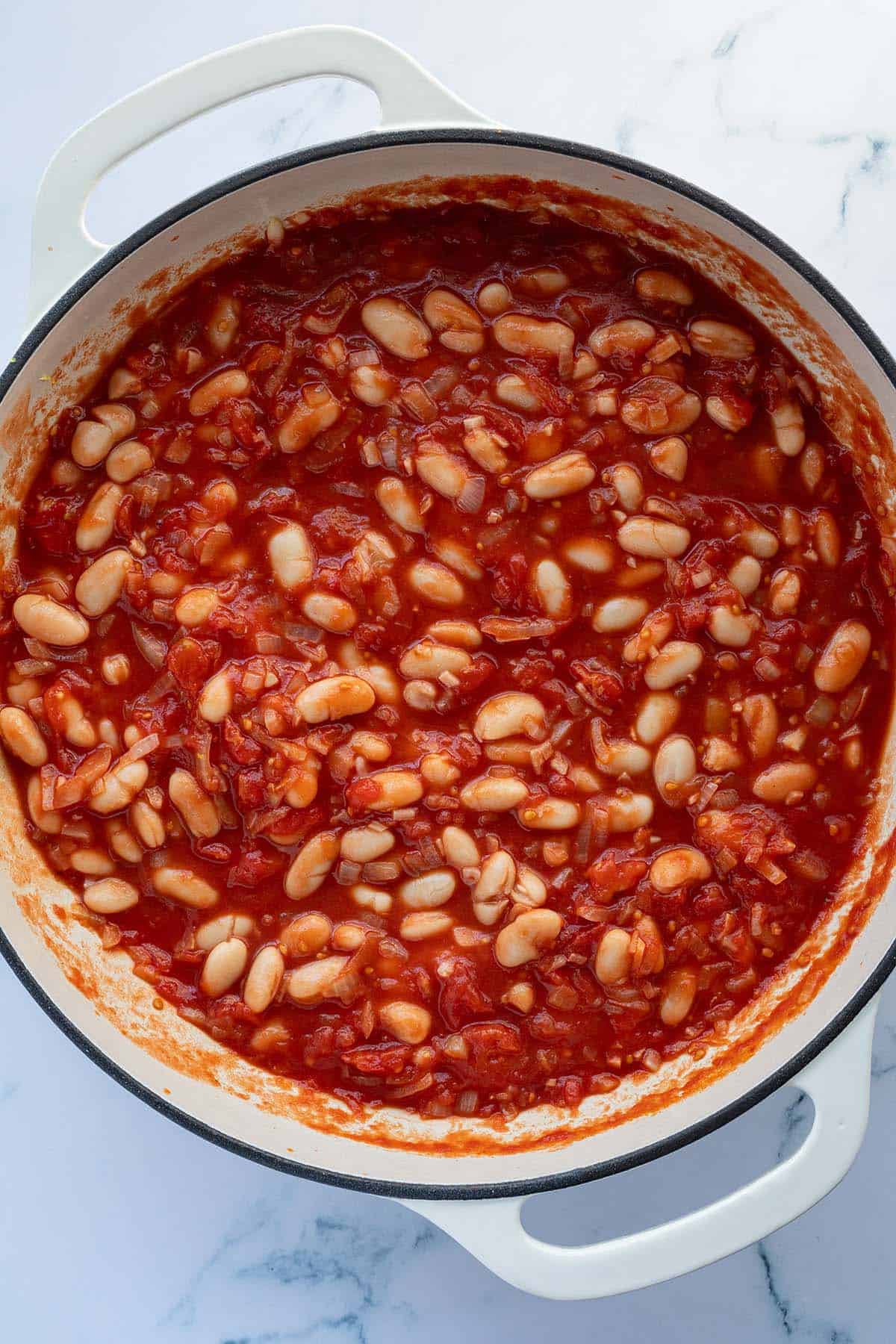 Wei&szlig;e Bohnen in Tomatensauce.