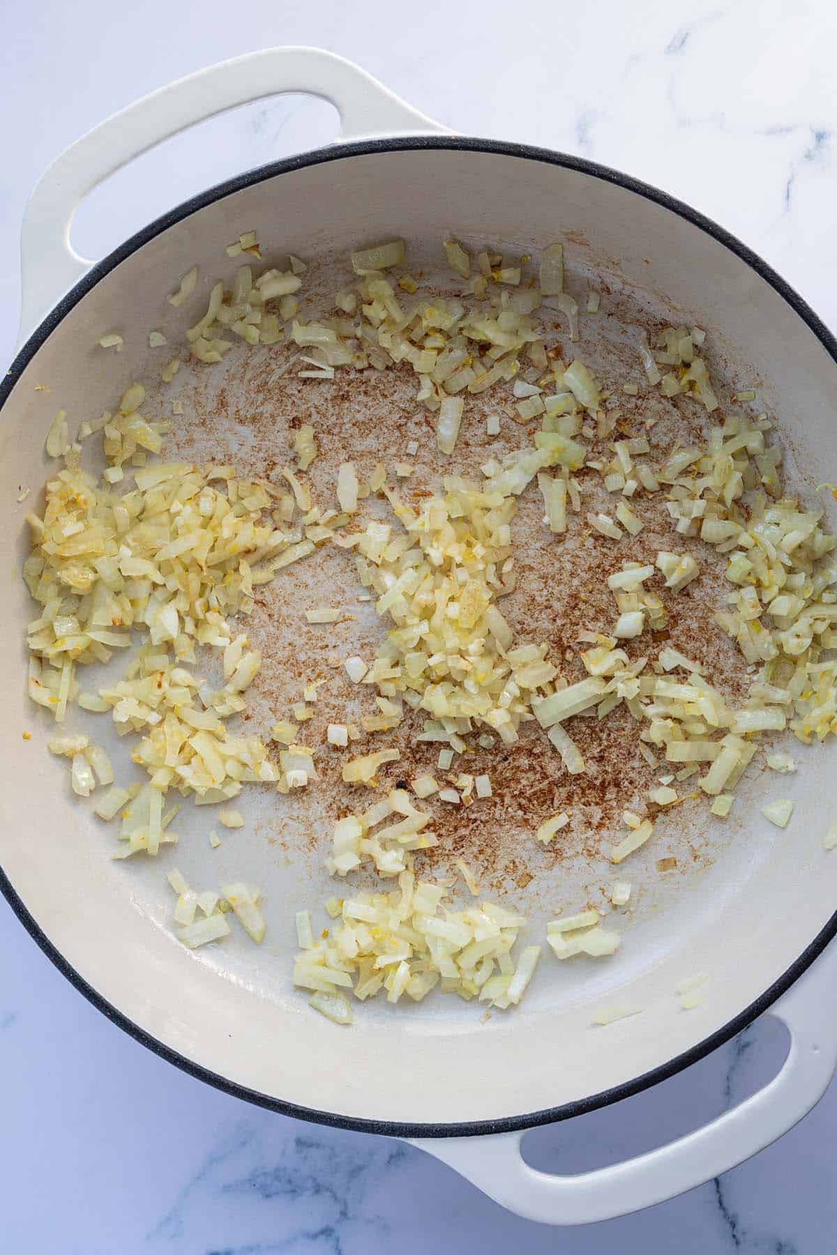 Glasig angebratene Zwiebeln in einer Pfanne.