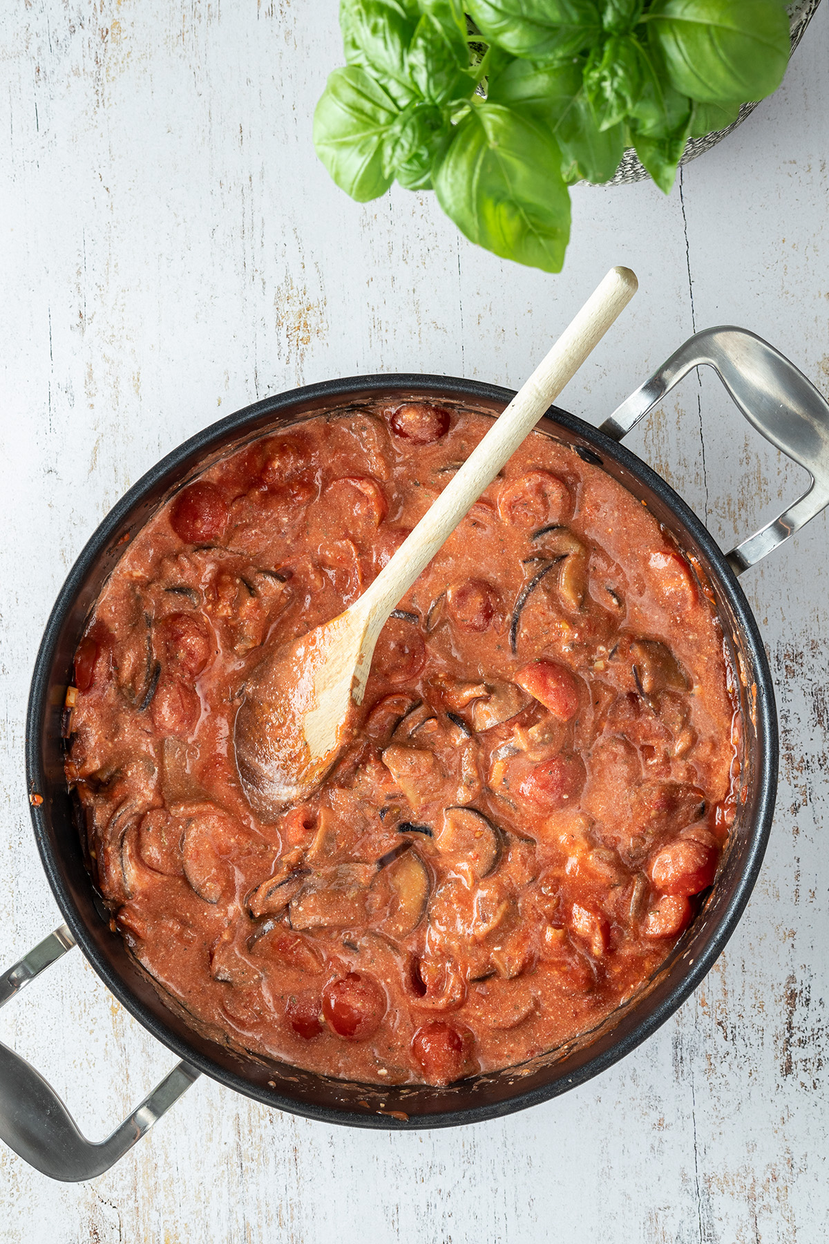 Cremige Tomaten-Ricotta-Sauce mit frischen Tomaten und Aubergine in einer gro&szlig;en Pfanne.
