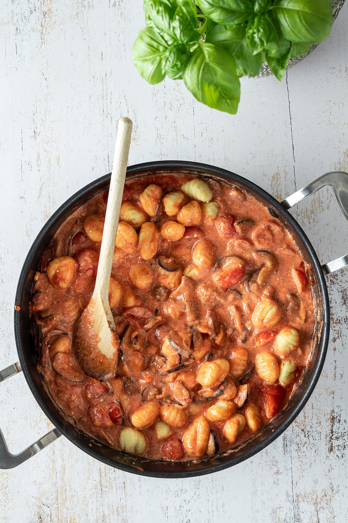 Eine Pfanne mit Gnocchi in einer cremigen Tomatensauce.