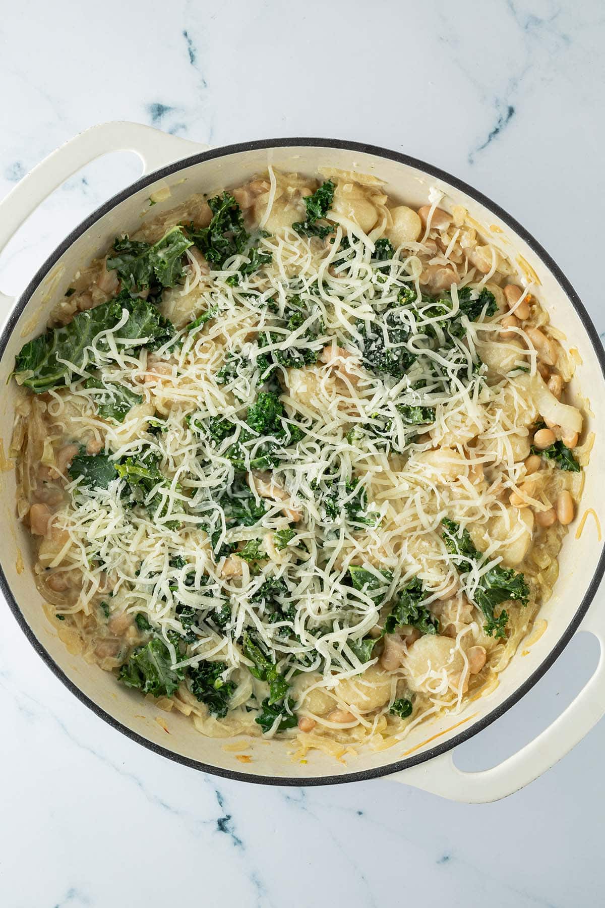 Gnocchi Frischkäse Pfanne mit geriebenen Käse on top.