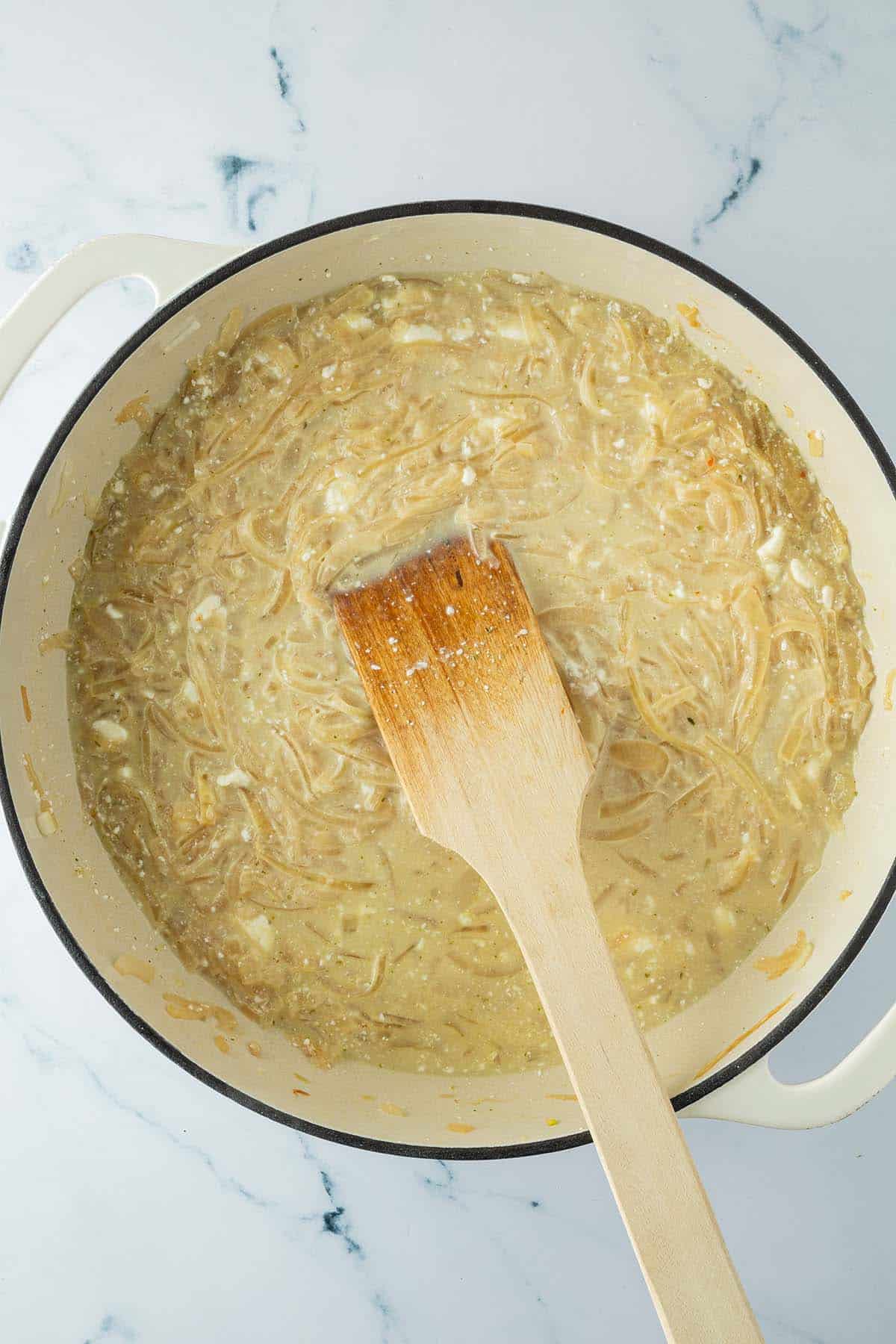 Karamellisierte Zwiebeln in einer Frischkäse-Sauce.