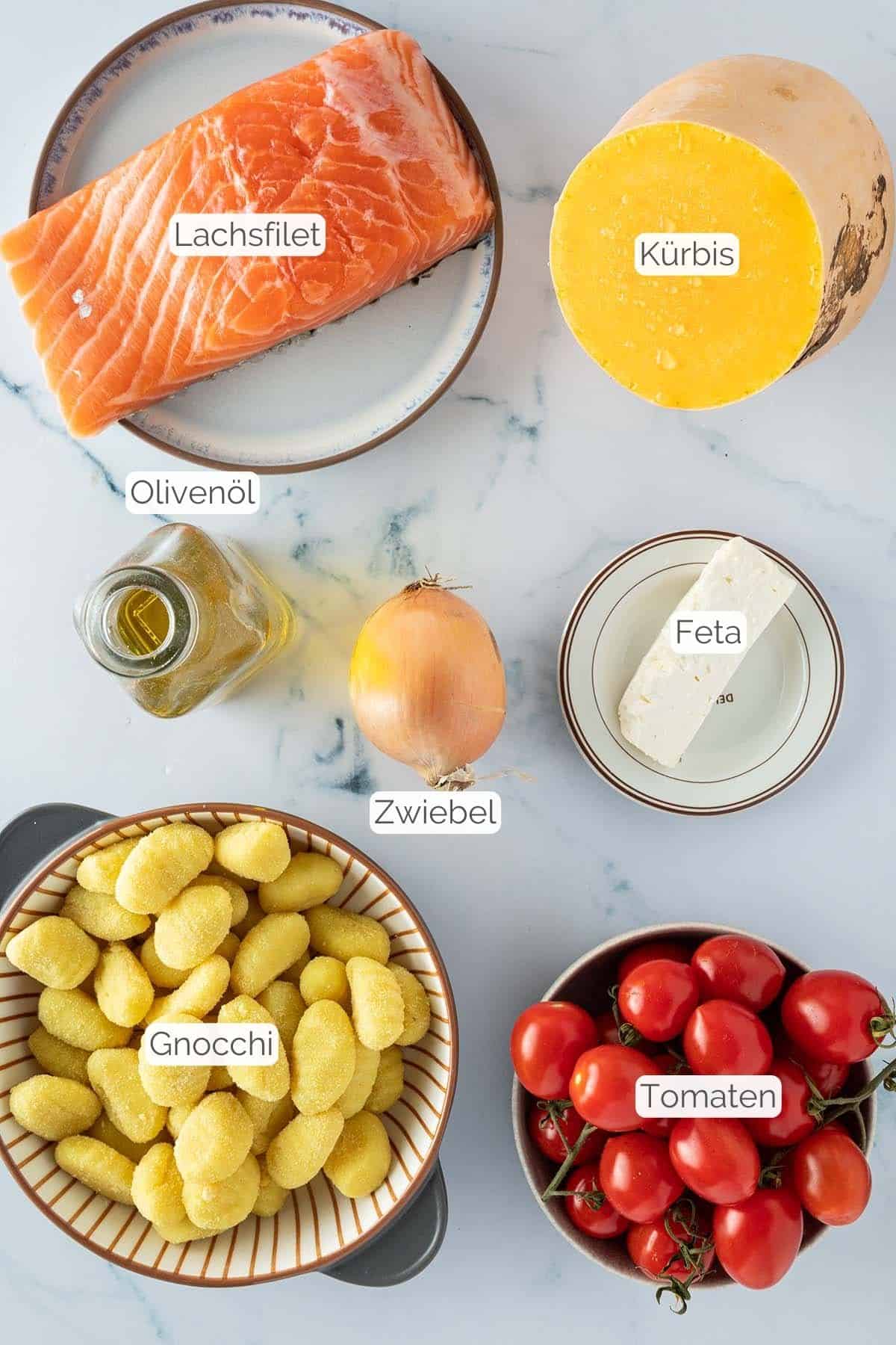 Alle Zutaten mit jeweiligen Textbeschriftungen, die f&uuml;r das Gnocchi K&uuml;rbis Rezept ben&ouml;tigt werden.
