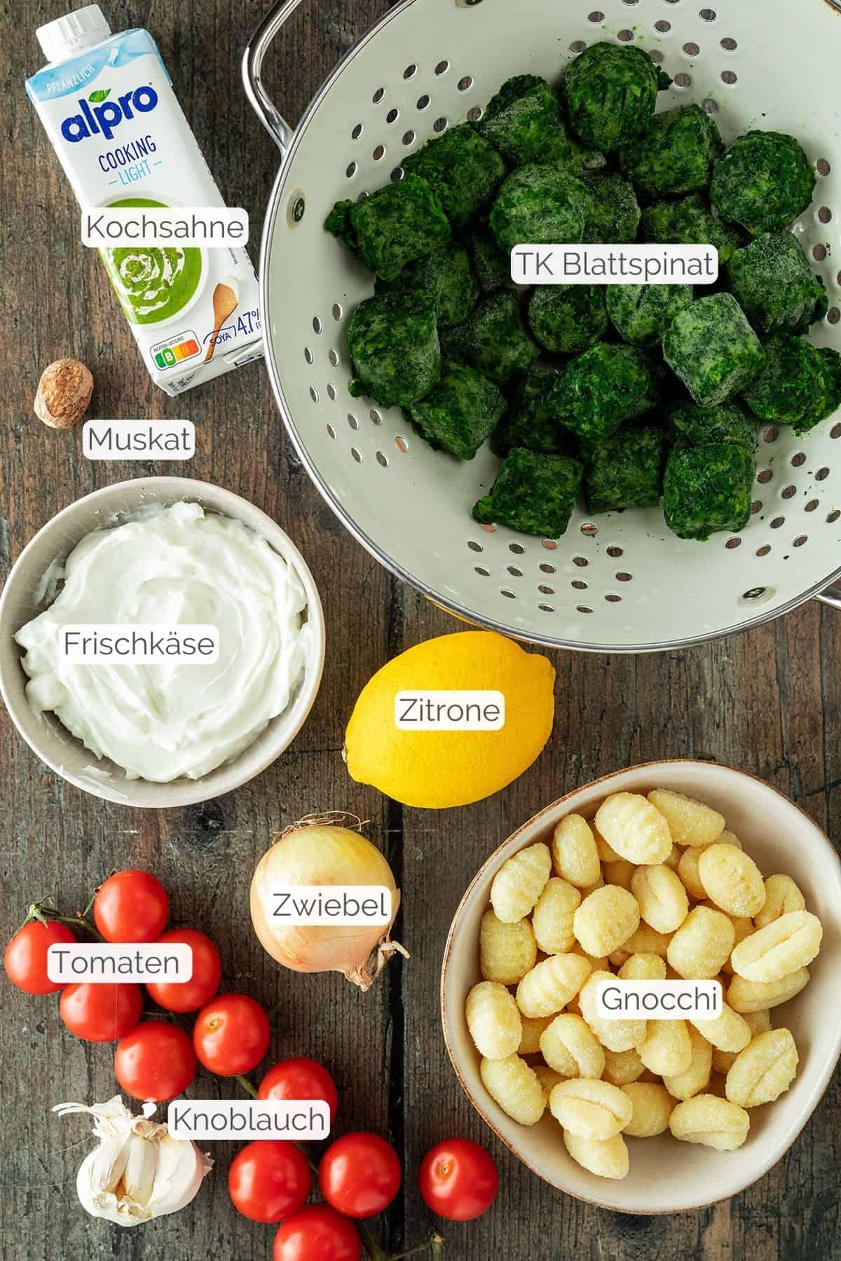 Alle Zutaten mit Textbeschriftungen, die f&uuml;r den Gnocchi Spinat Auflauf ben&ouml;tigt werden.