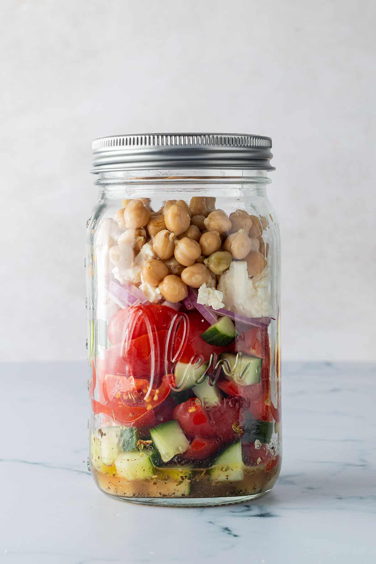 Fertige Salat verschlossen im Glas.