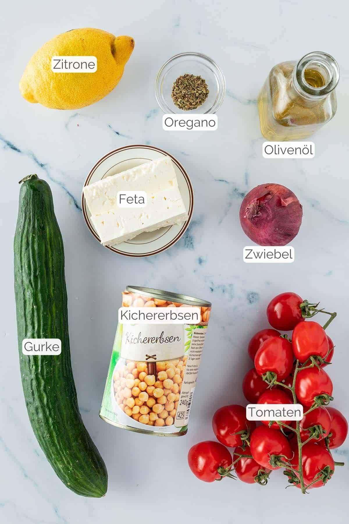 Foto aller Zutaten mit jeweiligen Textbeschriftungen, die f&uuml;r einen griechischen Salat im Glas ben&ouml;tigt werden.