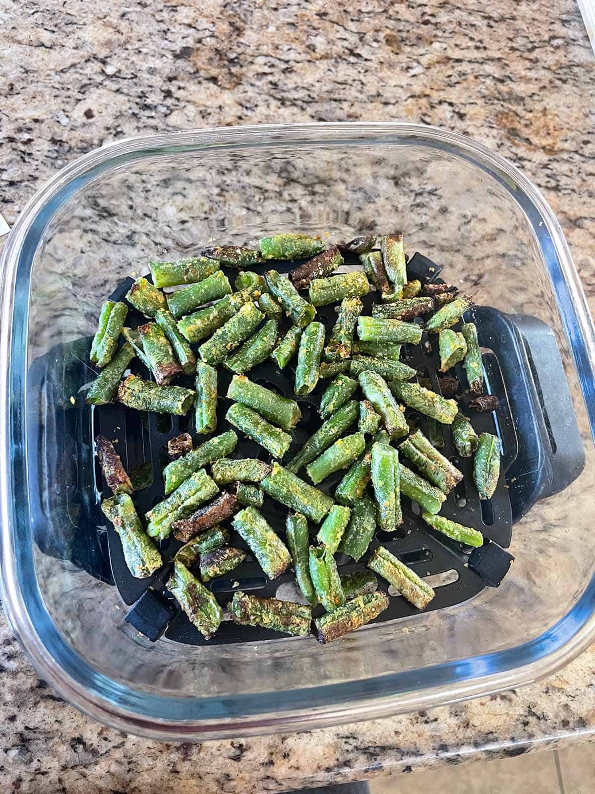 Gefrorene Bohnen im Airfryer zubereitet.