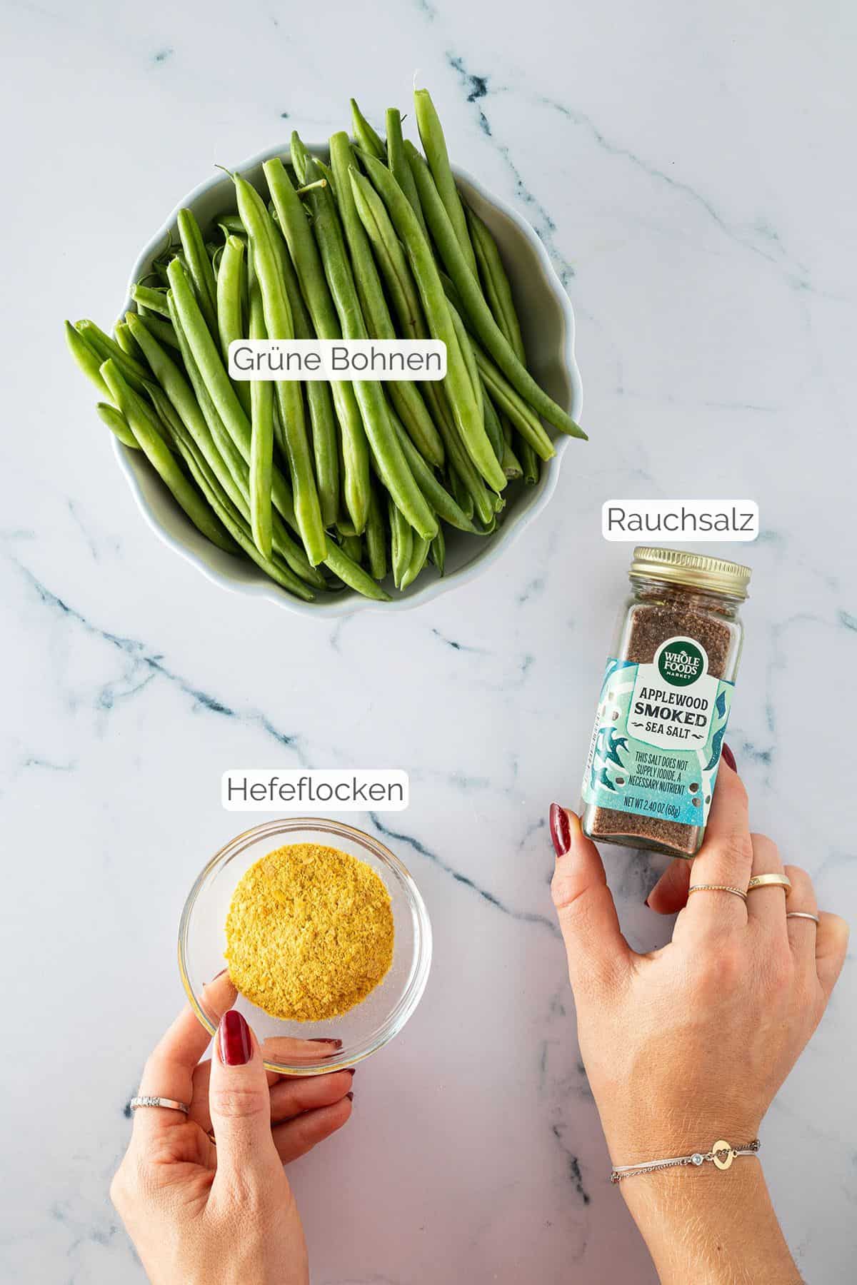 Alle Zutaten mit jeweiligen Textbeschriftungen, die f&uuml;r gr&uuml;ne Bohnen aus dem Airfryer ben&ouml;tigt werden.