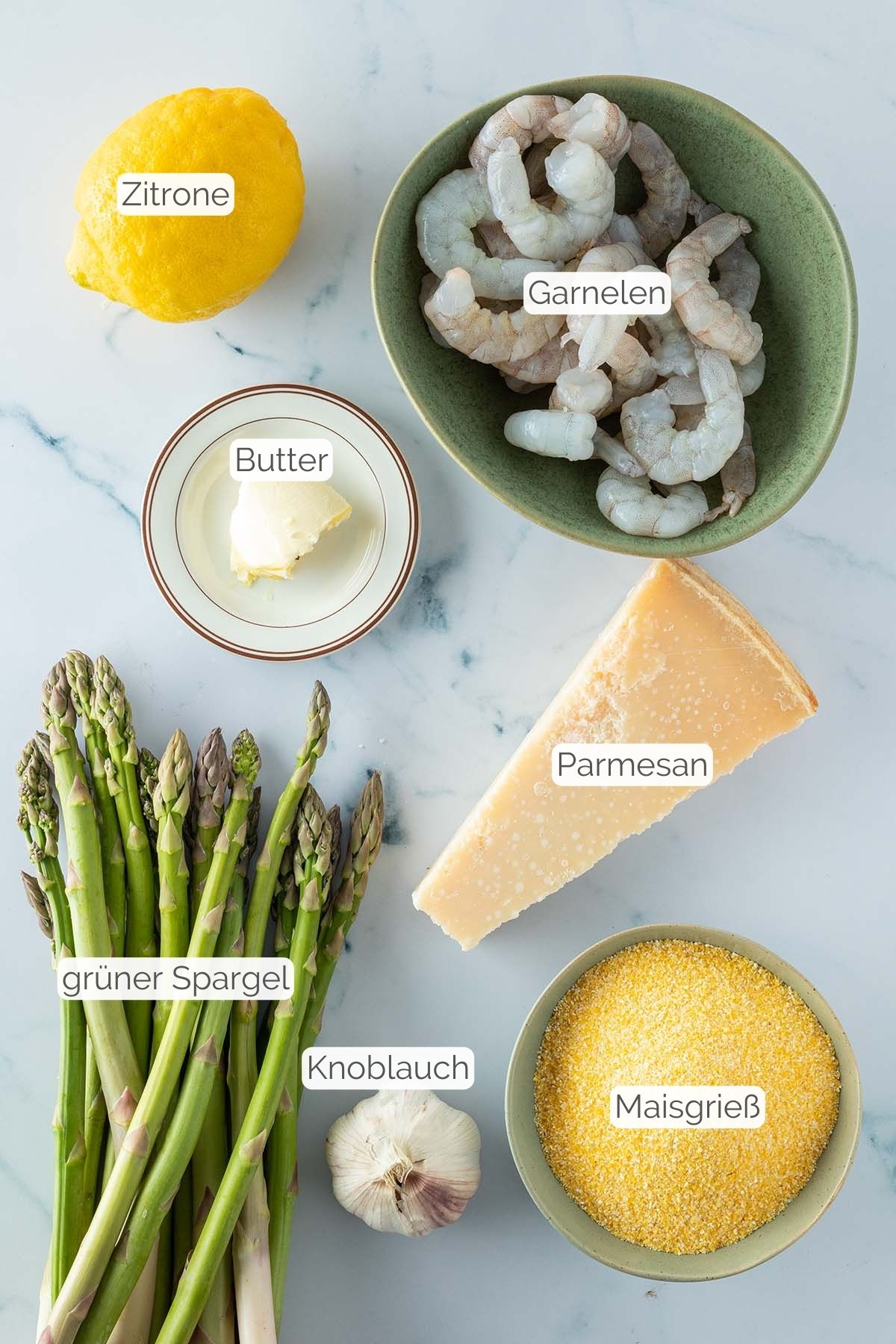Foto aller Zutaten mit jeweiligen Textbeschriftungen, die f&uuml;r das Rezept ben&ouml;tigt werden.